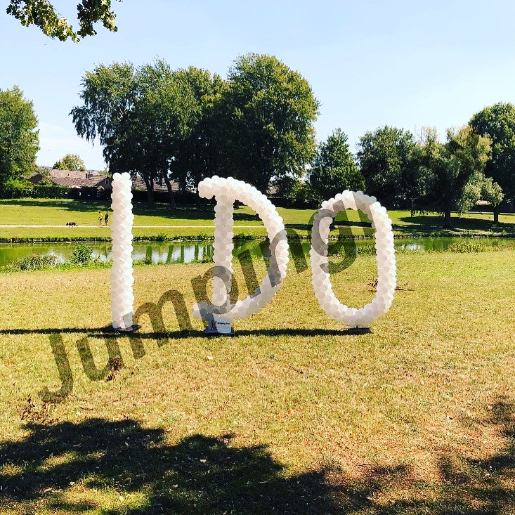 Ballonnenpilaren letters I DO te huur bij Jumpingfox in halsteren en bevind zich in Halsteren in de gemeente Bergen op Zoom ballonnen pilaar letters I do